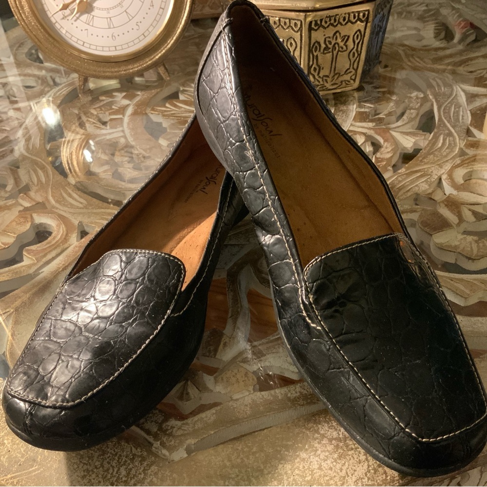 Natural Soul Black Textured Loafers